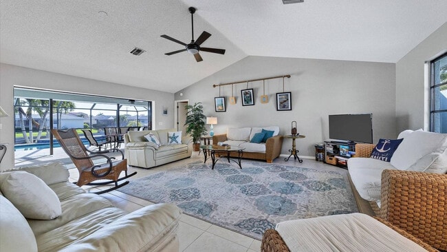 Building Photo - 830 Coronado Dr