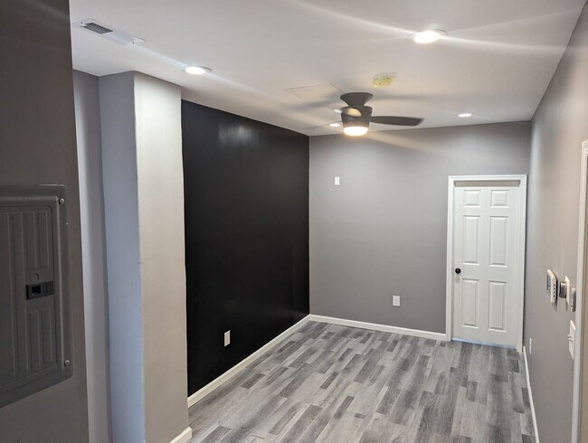 Foto del edificio - New Rehab 2br/1ba w/ W&D, Backyard and par...