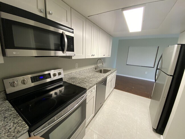 Building Photo - 5237 Vineland Rd