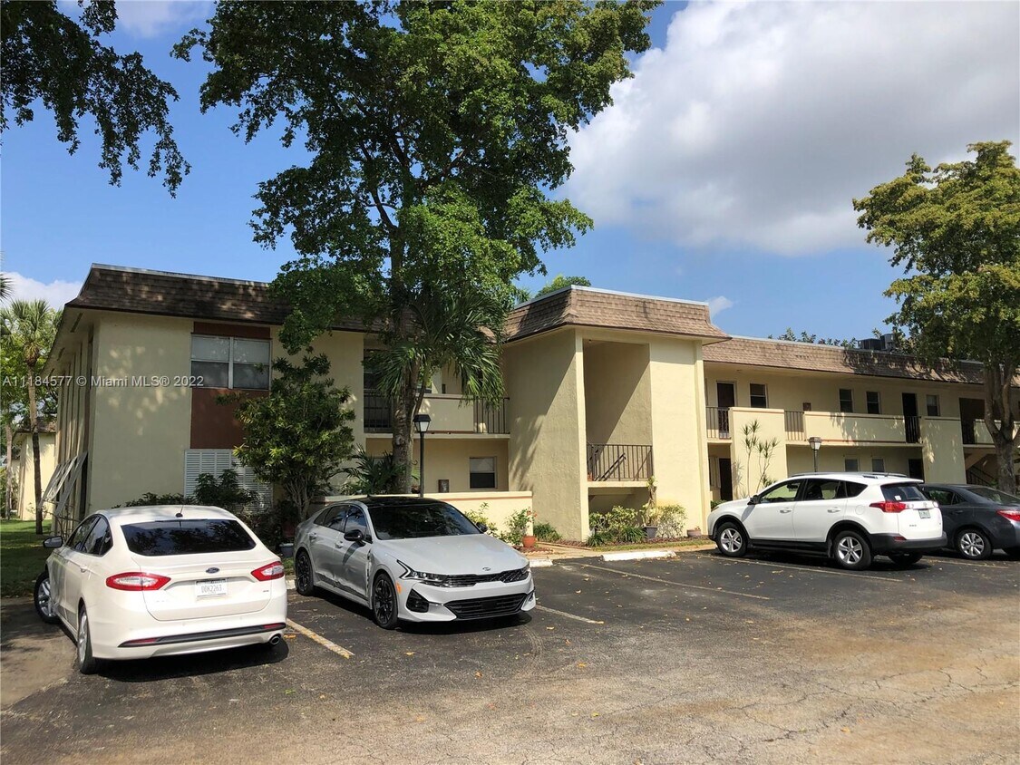 5525 N Lakewood Cir Unit 222, Margate, FL 33063 Condo for Rent in