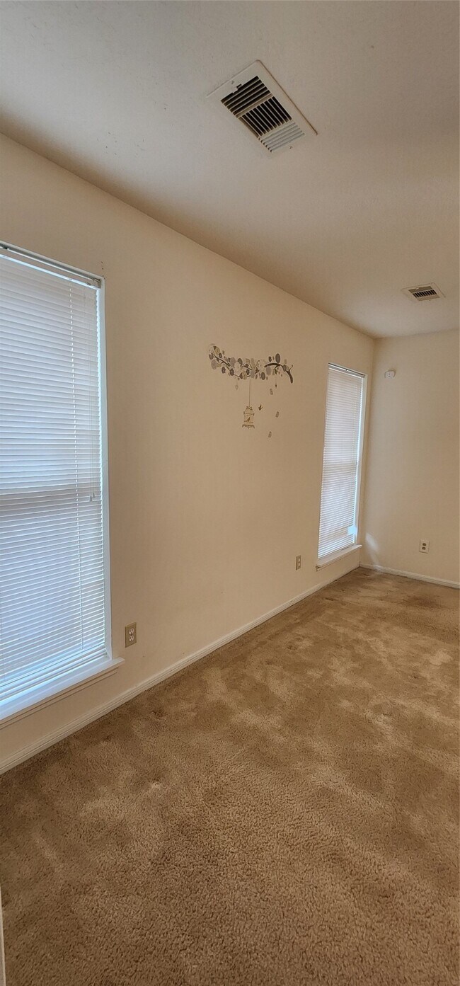 Foto del edificio - 16807 Sussex Dr