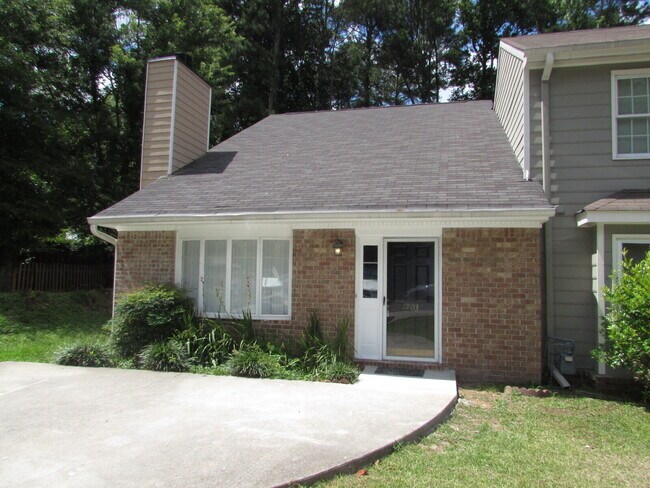 Building Photo - 1703 Twin Brooks Dr SE