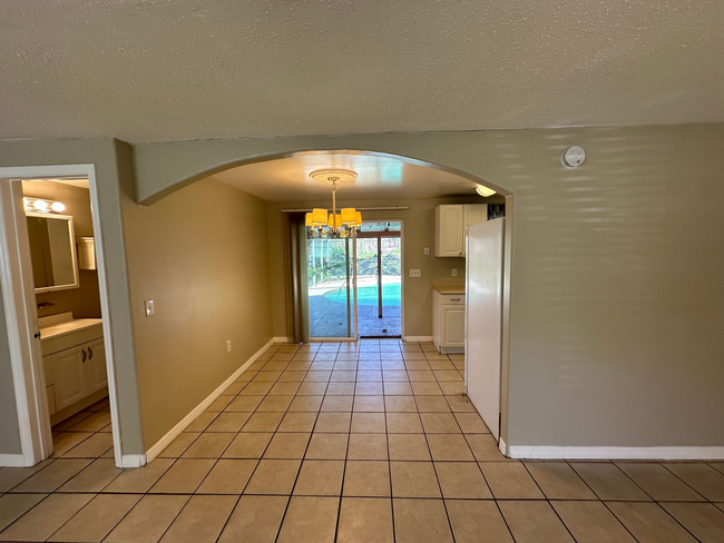 Building Photo - Beautiful 3 Bedrooms 1.5 baths Single Fami...