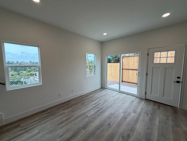 Foto del edificio - BRAND NEW (2026)!! 4 Bed / 2 Bath Home on Ewing (Near Campus)