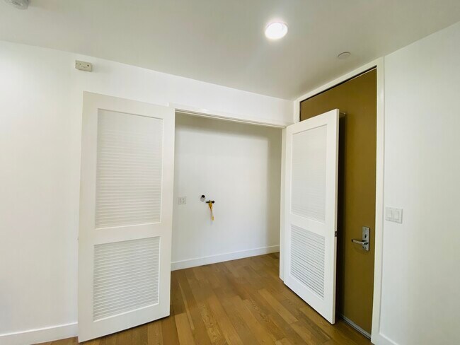 Foto del edificio - 6001 Carlton Way