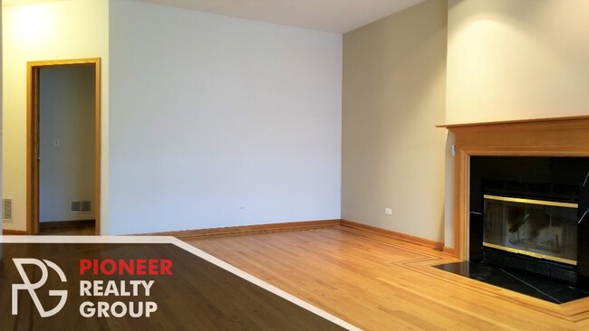 Building Photo - Renovated 3 bed with granite counters