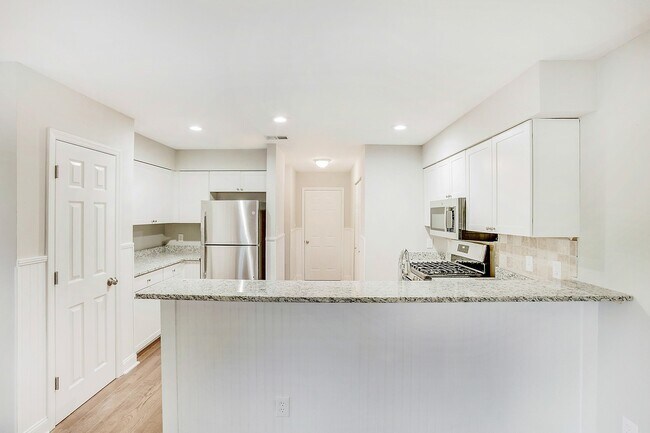Foto del edificio - 695 Shore Pl