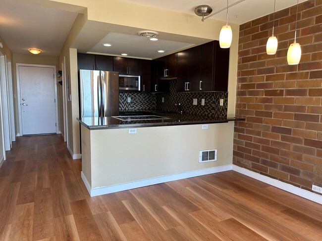 Building Photo - Spacious 2 Bedroom Condo with Spectacular ...