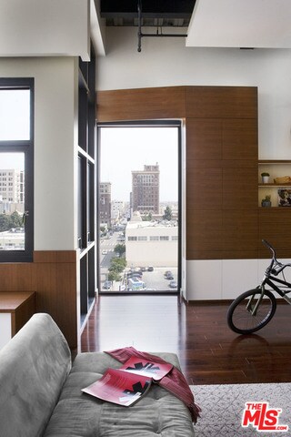 Building Photo - 330 W 11th St