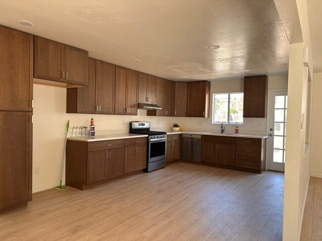 Foto del edificio - 984 McKenzie Ave