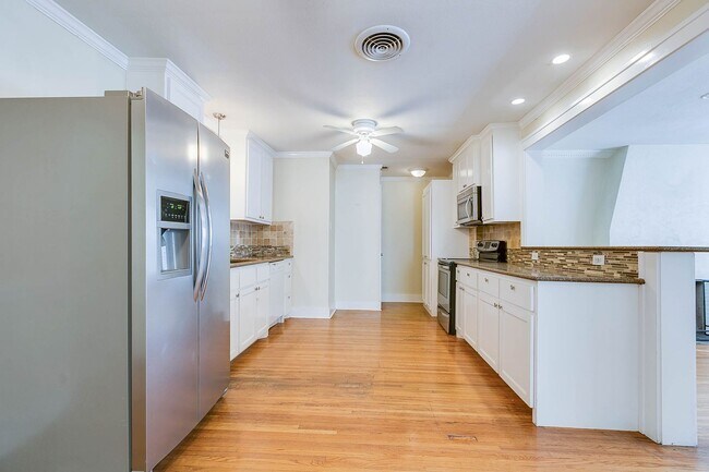 Foto del edificio - PAY NO SECURITY DEPOSIT! Beautiful four be...