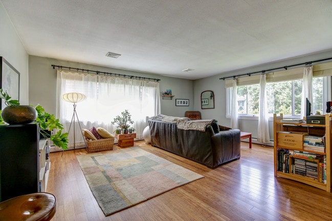 Living Room - 717 Southwest Dr