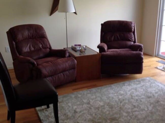 Building Photo - Immaculate END Unit 3 Br, 2.5 ba townhouse...