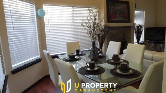 Foto del edificio - Spacious 2-Bed/2-Bath with High Ceilings, ...