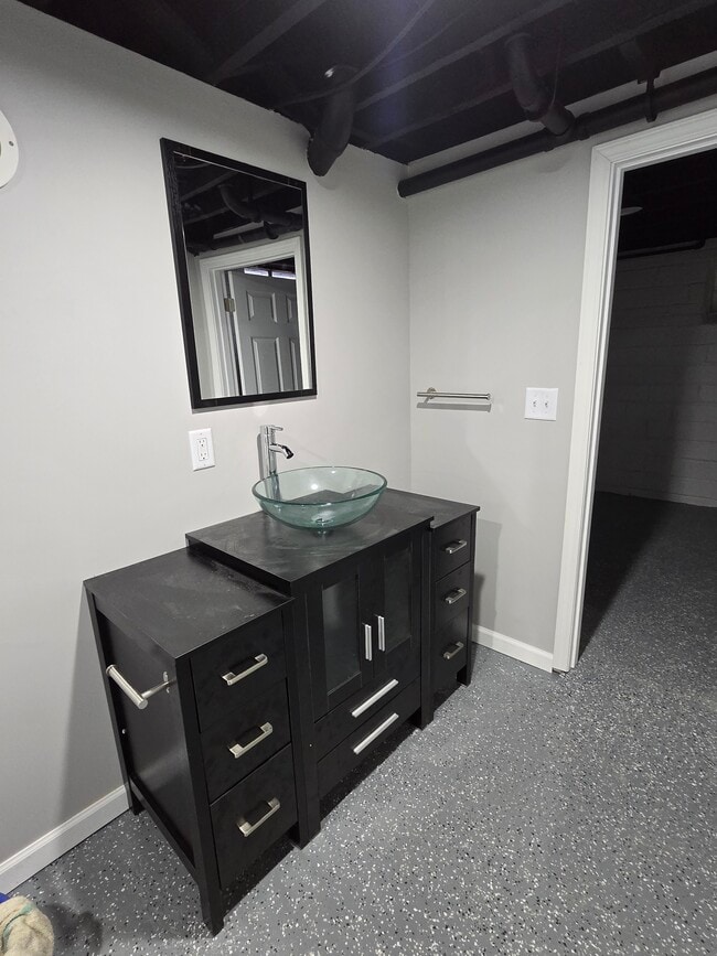 Building Photo - 1016 W 5th St S