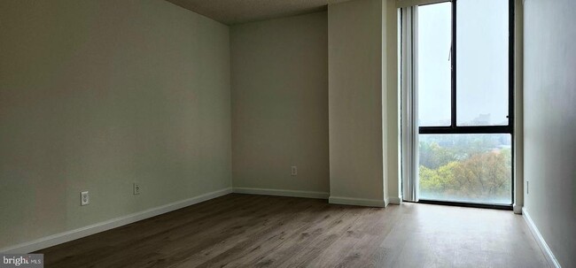 Building Photo - 2311 Pimmit Dr