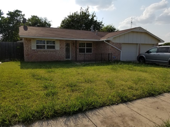 Building Photo - 2316 NW Robinhood Dr