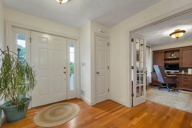 Foto del edificio - 8 Hemlock Ln
