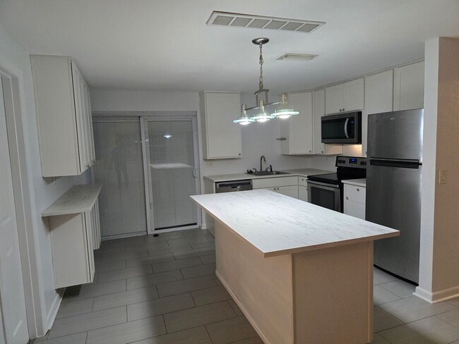 Foto del edificio - Updated 3 Bedroom 2 Bathroom House