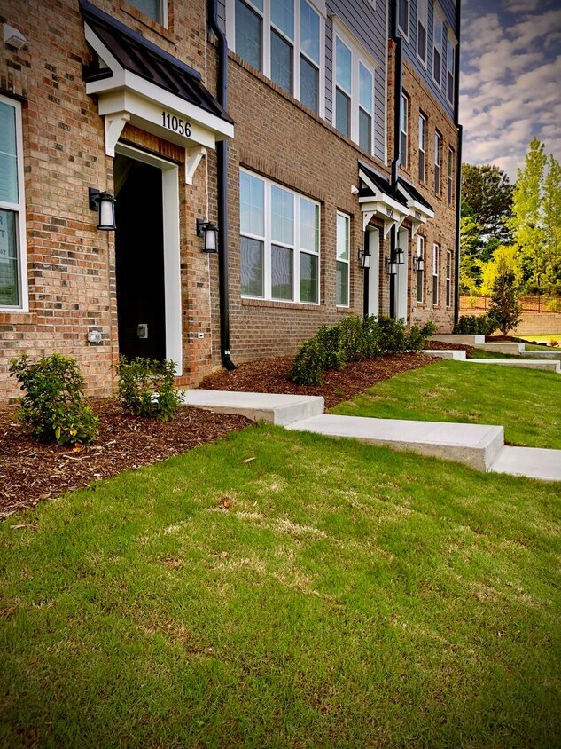 Foto principal - New and Amazing Townhome-style Condo!