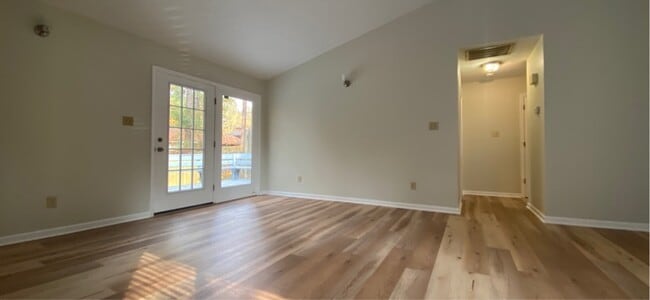 Building Photo - 3594 Torbay Dr