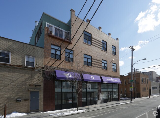 Building Photo - 333 N 10th St