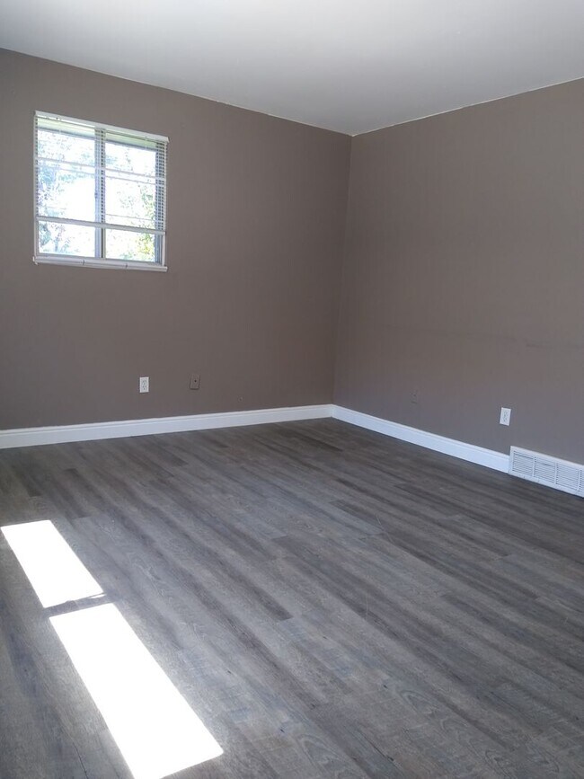 Building Photo - Large 3 Bedroom 1 Bath Duplex