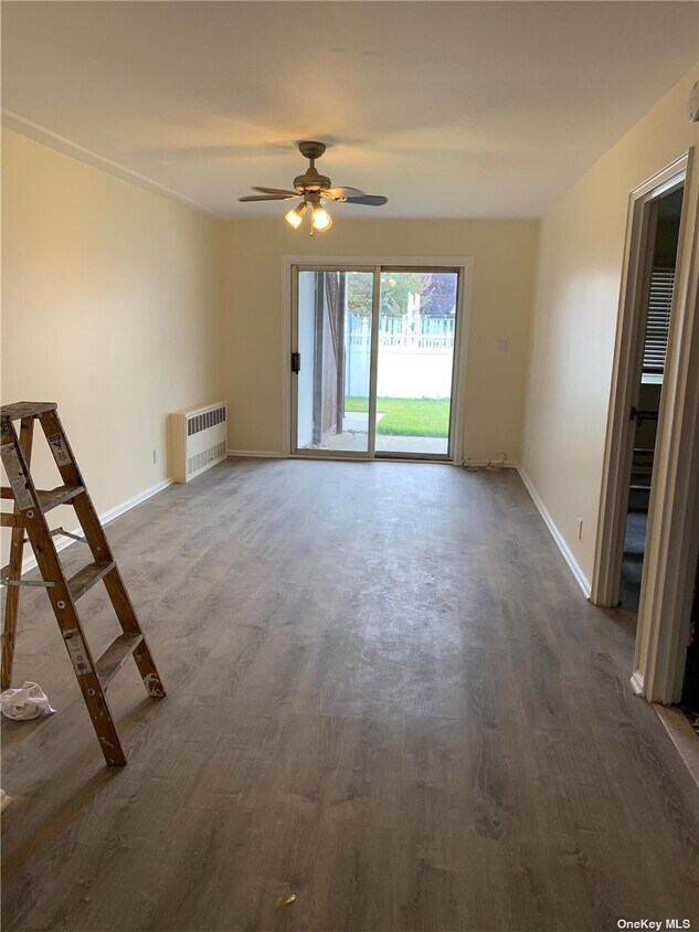 Foto principal - 267-20 E Williston Ave