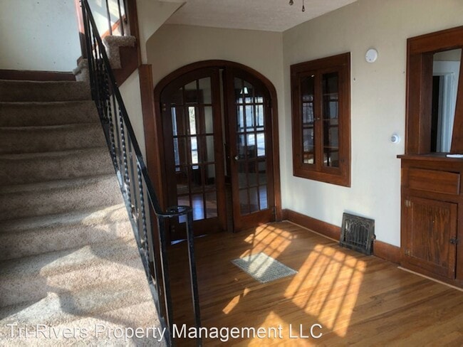 Building Photo - 3 br, 1.5 bath House - 420 E. 4th St.