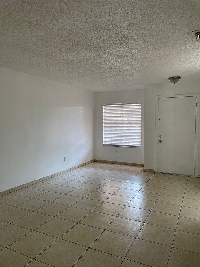 Foto del edificio - Duplex for lease