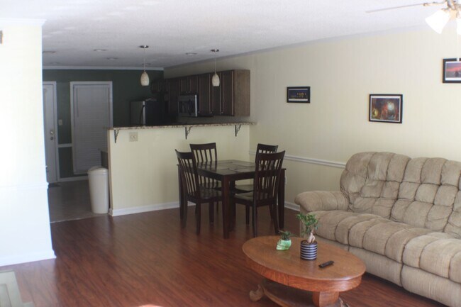 Foto del edificio - 2 Bedroom Apartments/Townhomes in Five Poi...