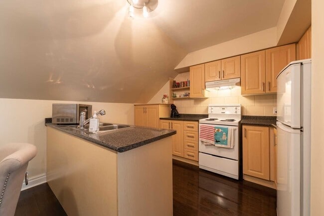 Building Photo - 117 Cheritan Av