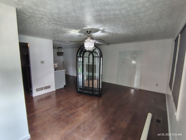 Building Photo - 4165 Commodore St