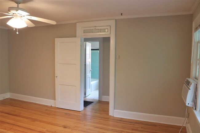 Building Photo - Charming 2-bedroom waiting to be yours !!