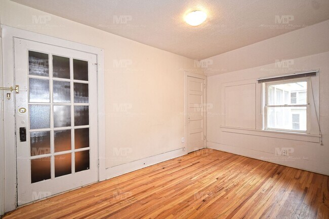 Building Photo - One Bedroom in Old Town!