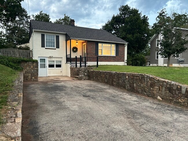 Building Photo - 15 E Pothouse Rd