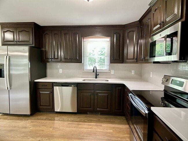 Building Photo - 103 Crescent Dr