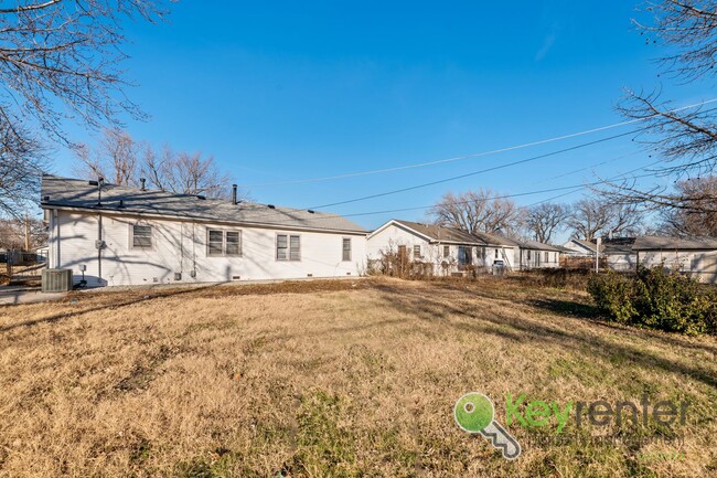 Building Photo - 3 Bedroom 2 Bathroom Family Ready Home