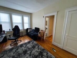 Building Photo - 220 Kelton St