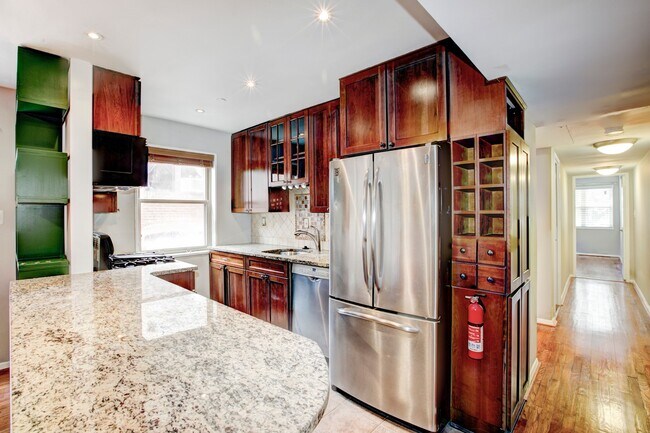 Foto del edificio - Charming 2-Bedroom Chevy Chase Condo! Parking and Utilities Included!