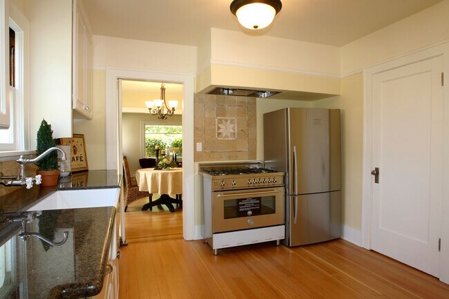 Building Photo - Charming Irvington Home- 4 bedroom 3 bath