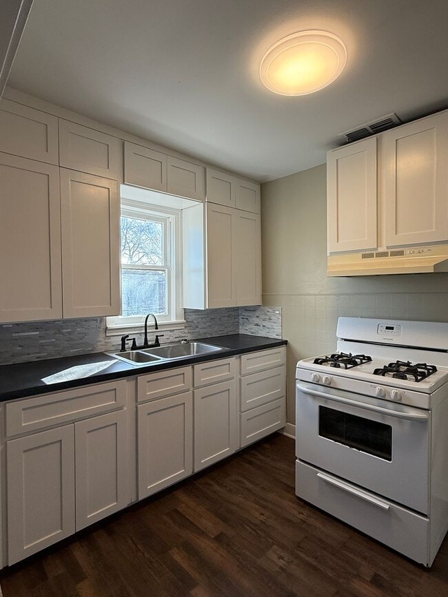 Building Photo - 1 Bedroom 1 Bath - Fenced Yard