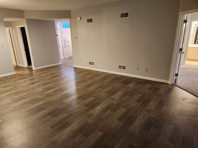 Building Photo - 184 Crescent Dr