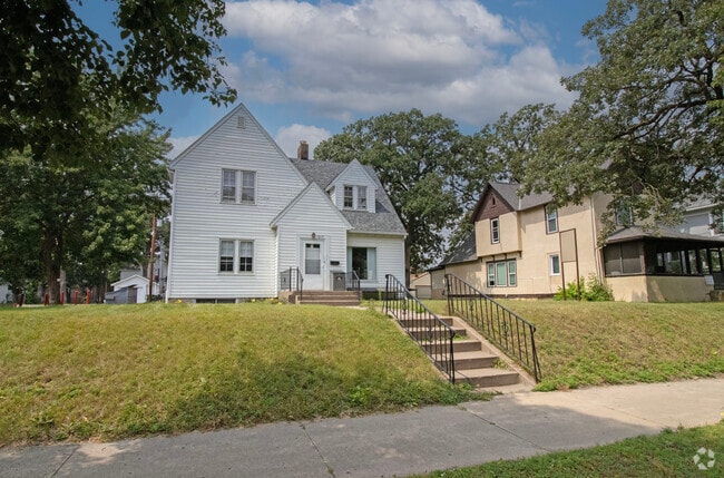 Building Photo - 815 5th Ave S