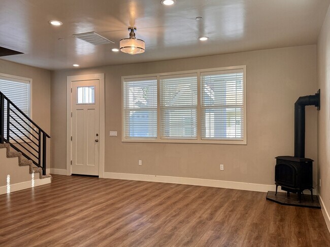 Foto del edificio - 230 Pello Ln