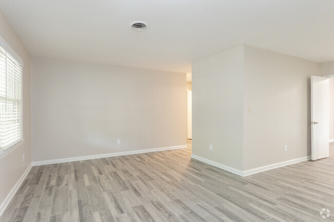 2BR, 2BA - Balcón de 1020SF - Sala de estar - Carolina Pines Apartments