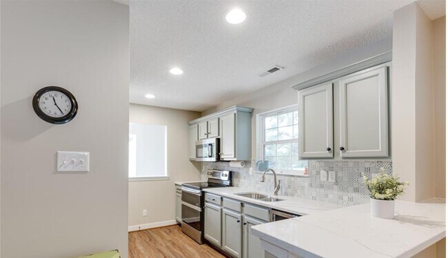Building Photo - 4726 Twin Hickory Lake Dr