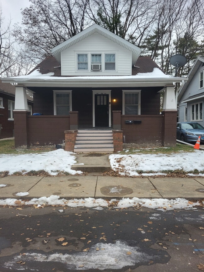 Building Photo - 1012 W Armstrong Ave