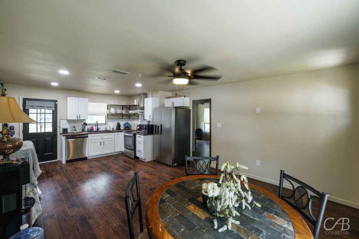 Foto principal - For Lease