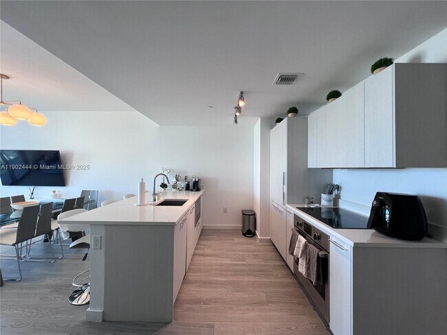 Foto del edificio - 501 NE 31st St